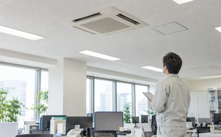 業務用エアコン交換に向けて天井内の既設冷媒配管を調査する技術者