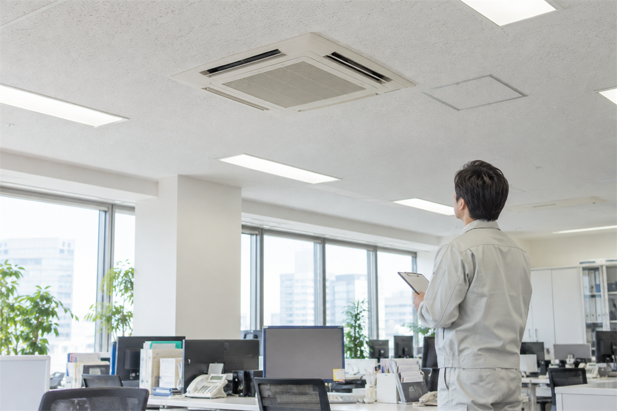 業務用エアコン交換に向けて天井内の既設冷媒配管を調査する技術者