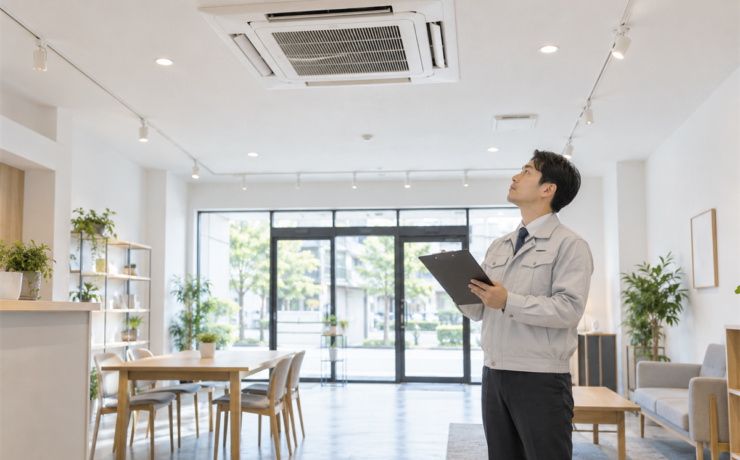 業務用エアコンの風量低下を確認する店舗責任者