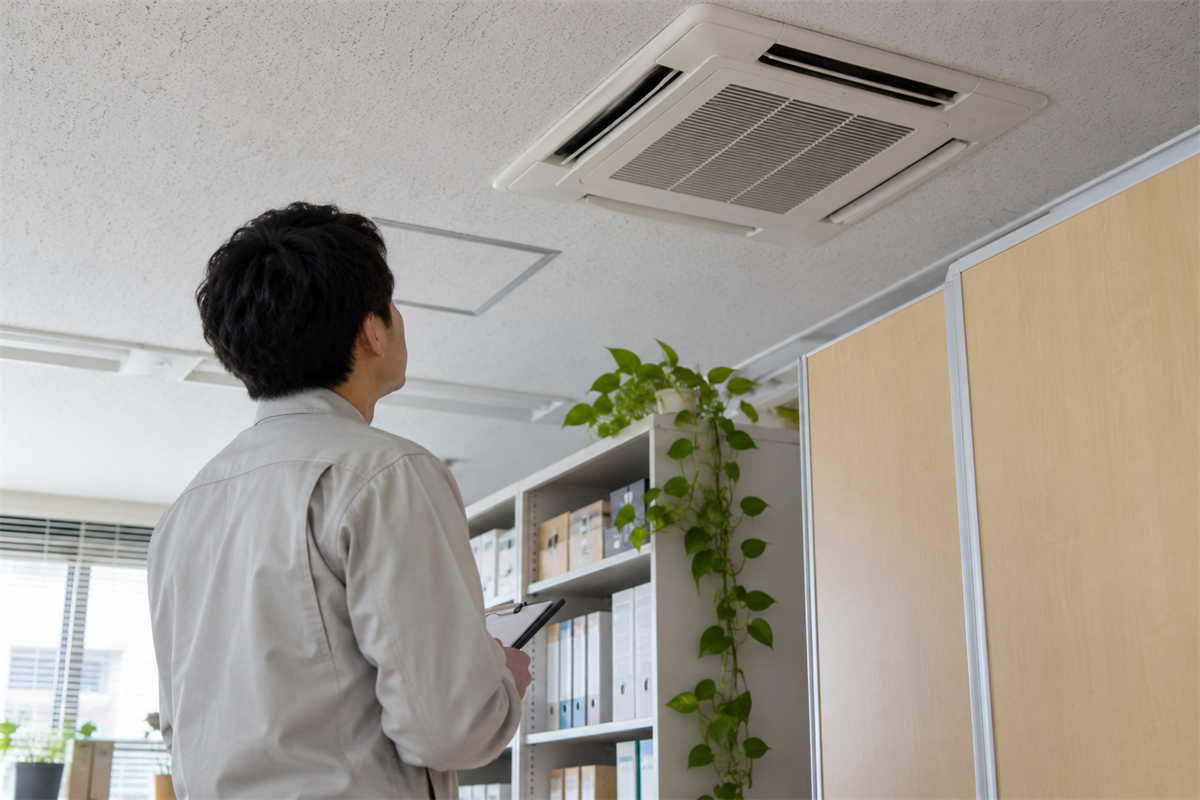 業務用エアコンの吹出口と棚や間仕切りの位置関係